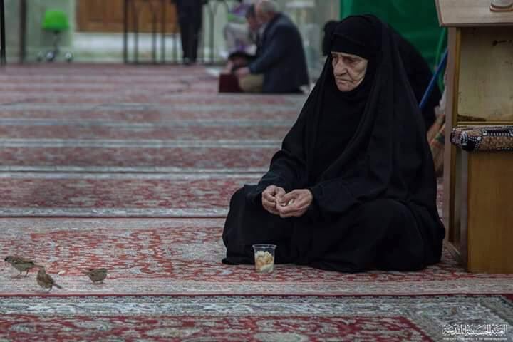 Hussein313Ss's tweet photo. انه ما محتاج
بس #الله
و #ابوي
و شيلة #امي الدافية https://t.co/7MgDtJS3e7