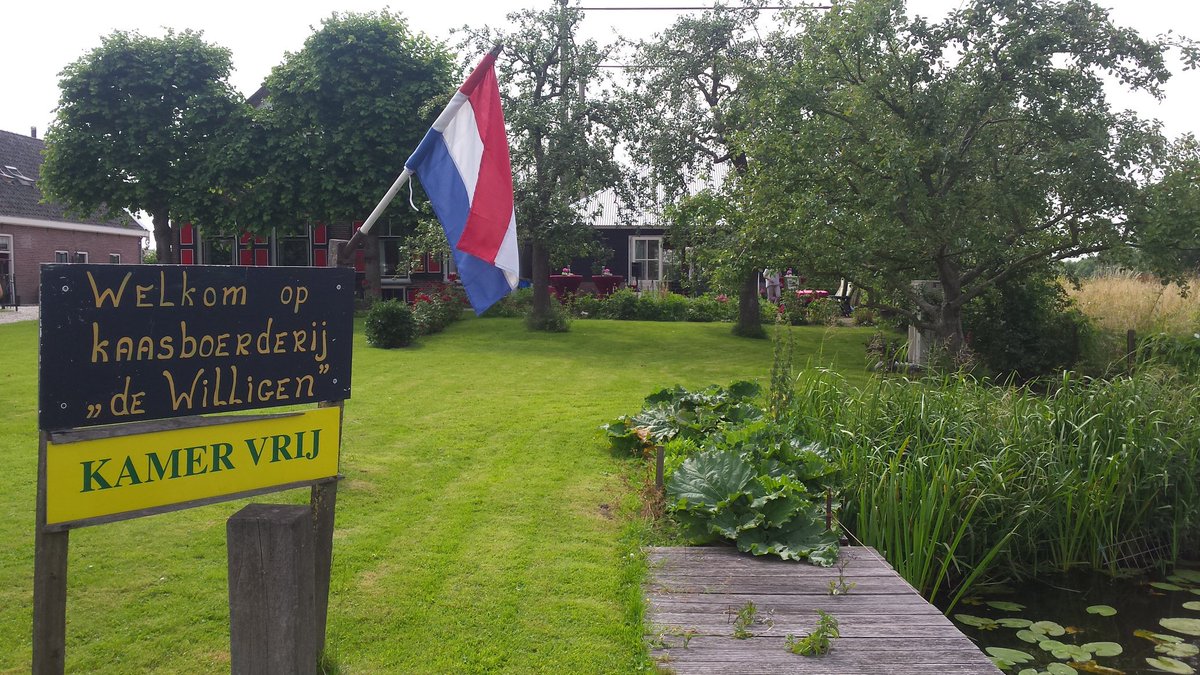 De bbq'ers druppelen binnen. Wat boffen we met het weer zeg! Jaarafsluiting in Vreeland aan de Vecht. @zzpsv