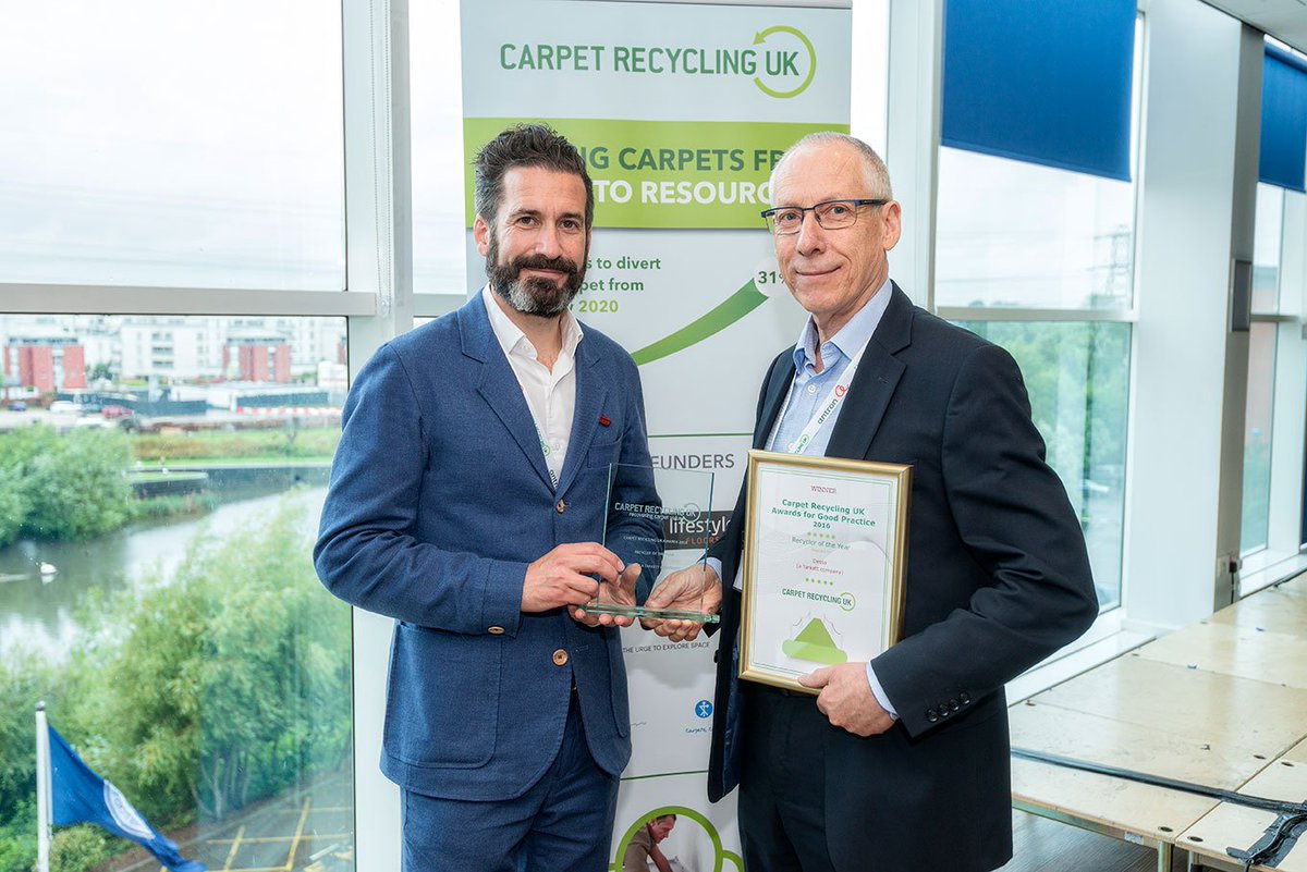 Desso_UK's tweet photo. Good photo! Keith Hall receives @CarpetRecycleUK Recycler of the Year award from #sustainable architect Oliver Heath https://t.co/gV4NGspeLp