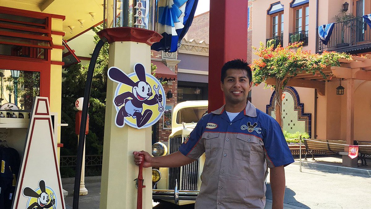 Keep The Disneymagic No Twitter ディズニー カリフォルニア アドベンチャー パークでは 東京ディズニー シーでパーク デビューしたオズワルドとガールフレンドのオルテンシアのグッズが誕生しました Tシャツやバイナルメーションにピンバッジ カチューシャなど