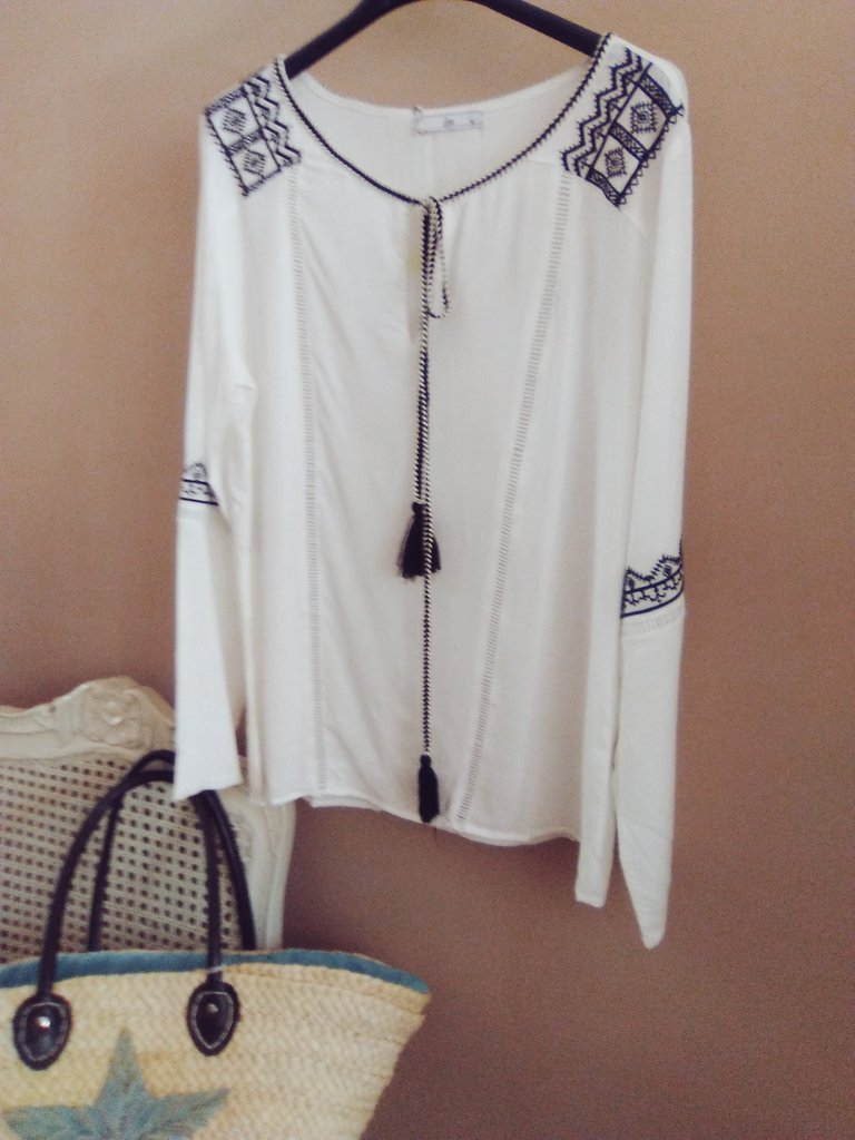 MuranoMadrid's tweet photo. #blusa étnica blanca y navy.
#styleforsummer https://t.co/MymVXom3LX