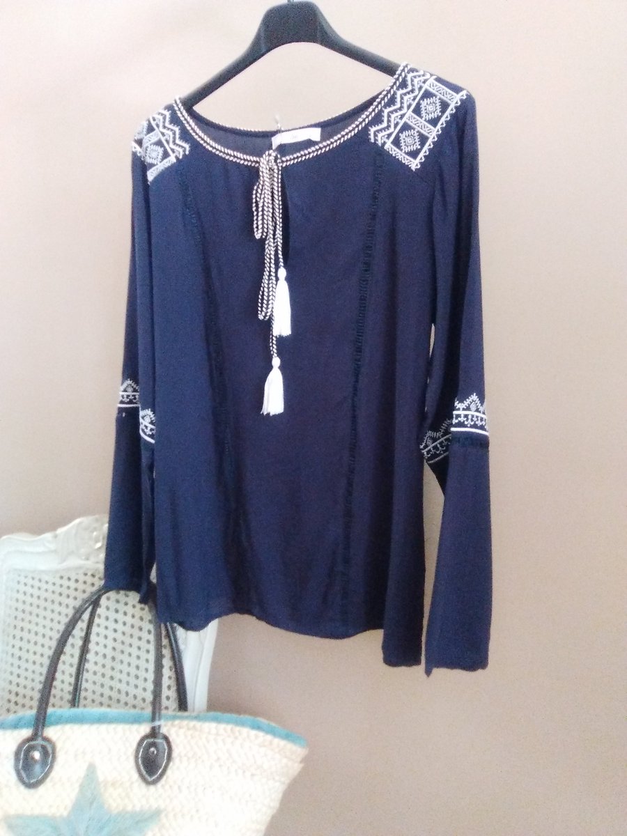 MuranoMadrid's tweet photo. #blusa étnica blanca y navy.
#styleforsummer https://t.co/MymVXom3LX