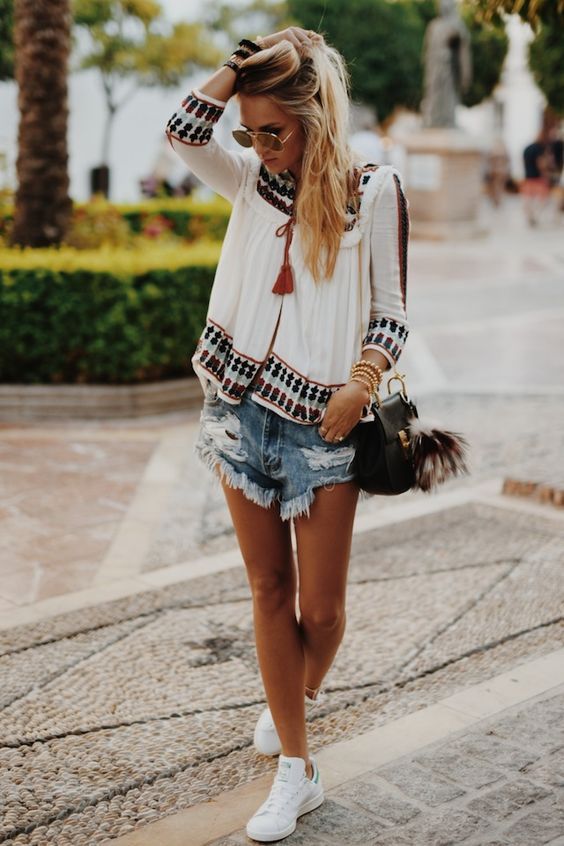 MuranoMadrid's tweet photo. #blusa étnica blanca y navy.
#styleforsummer https://t.co/MymVXom3LX