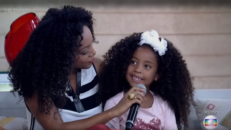 tvglobo's tweet photo. Apenas apaixonados pela sua filhota, @NegraLiOficial! 😍 @EncontroFatima https://t.co/l6P61tw5Lu