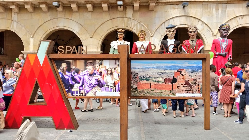 Los Gigantes de Teruel cuidando el stand de #AragonTurismo, son los más antiguos de Aragón. #sienteTeruel #Spain