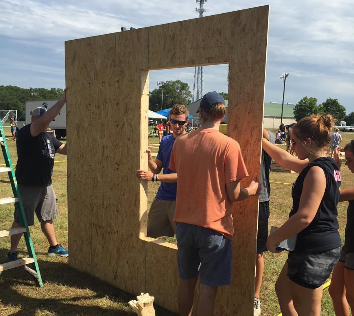 CK_Ministries's tweet photo. Walls are going up at this week's @habitatanderson build! Sweat, sunshine, heart & soul. #GoWeek2016 #CRSC16 https://t.co/5T5JF0Ygnz
