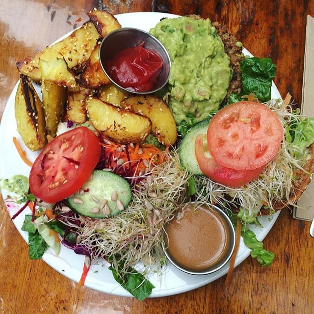 vegansvancouver's tweet photo. BEAUTIFUL VEGAN LUNCH PLATTER 😍 : @christinalouiefitness | 📍: The NAAM Restaurant https://t.co/ZxGnWdWgDo
