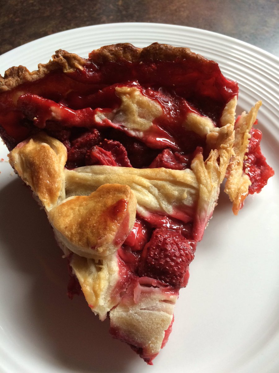 audsoleil's tweet image. En période de révision de mon #examensynthèse, j'ai eu le temps de me faire une #tarte #fraisesQc #doctorante lol!