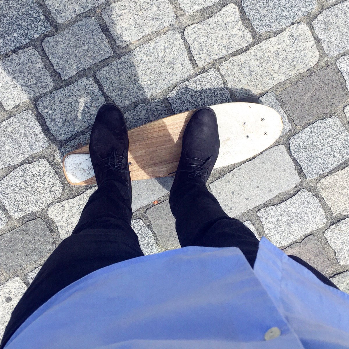 jouanito's tweet photo. Le plus important quand tu pars à l'autre bout de la France : ne pas oublier son skate. ✌🏻️💯 #Bordeaux #Squete https://t.co/PEAFlyohKE