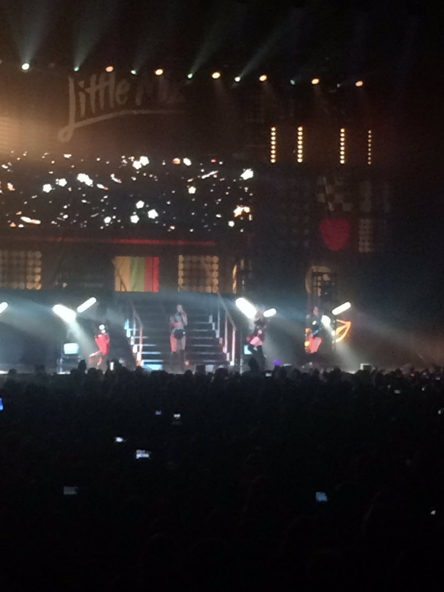 noa_vdberg's tweet photo. WHat A NiGhT 👯👯😻🎉 https://t.co/obF2v1xThh
