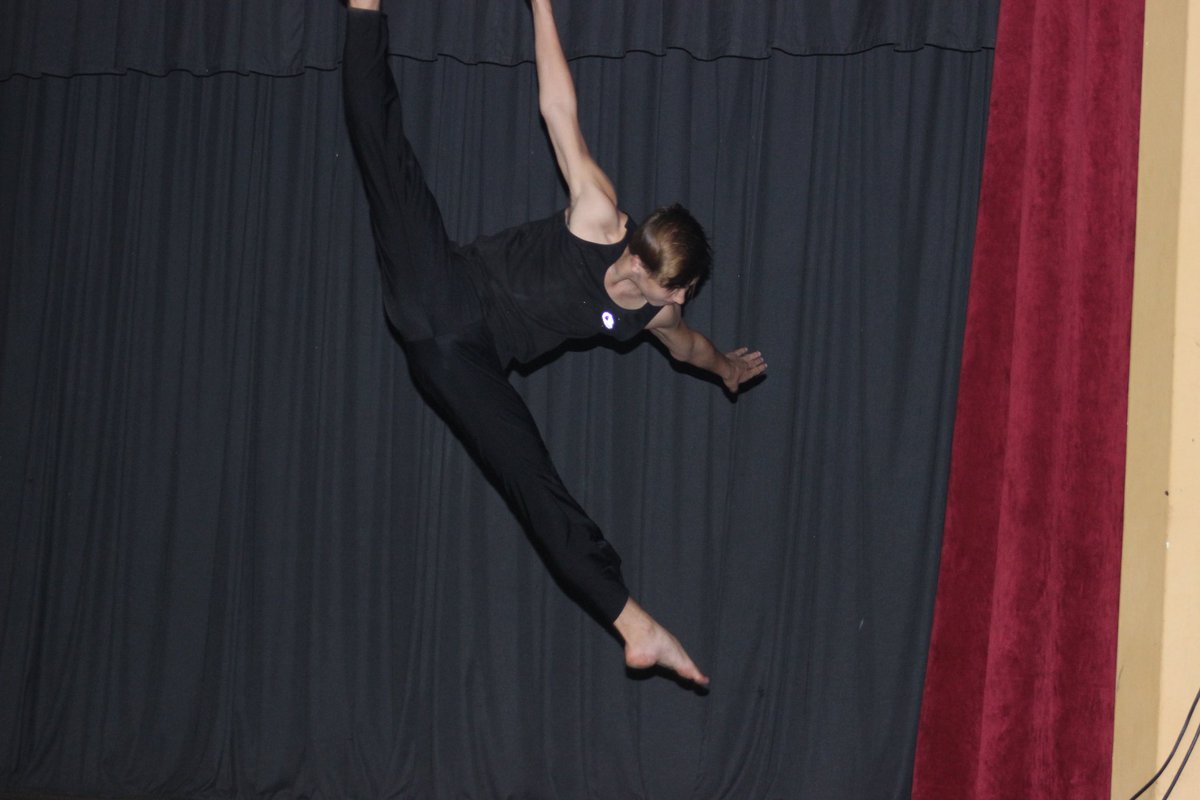 justone_du's tweet photo. Miss this show.. #show #tbt #dance #passion #DMDW #flexibility https://t.co/OecXRAf7Sl