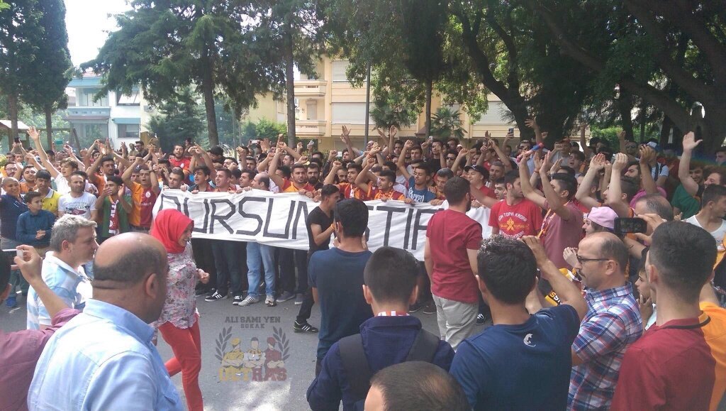 Taraftarlarımız YÖNETİM İSTİFA tezahüratıyla inliyor! Wesley Sneijder'e de büyük destek var.

#DursunÖzbekİstifa