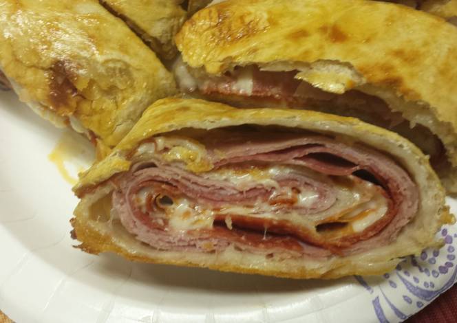 hm_recipes's tweet image. Are you ready to cook? Let's try to make Stromboli/calzone (meat and cheese) in your home!… ift.tt/1rUuINl