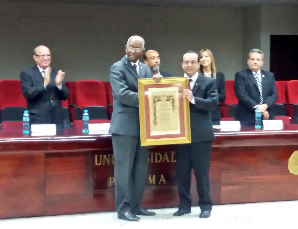 UNIVERSIDAD_PMA's tweet photo. Entregan credenciales al nuevo rector de la Universidad de Panamá Eduardo Flores Castro para el período 2016-2021 https://t.co/kK2pQ1iQ5l