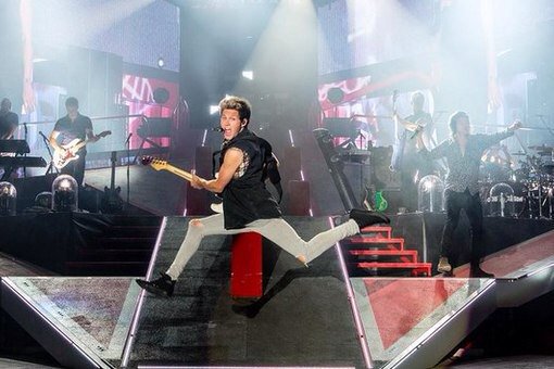 DoctorCucumber's tweet photo. Little flying princes #NiallNoteRussian https://t.co/qrrXDy1ZnU
