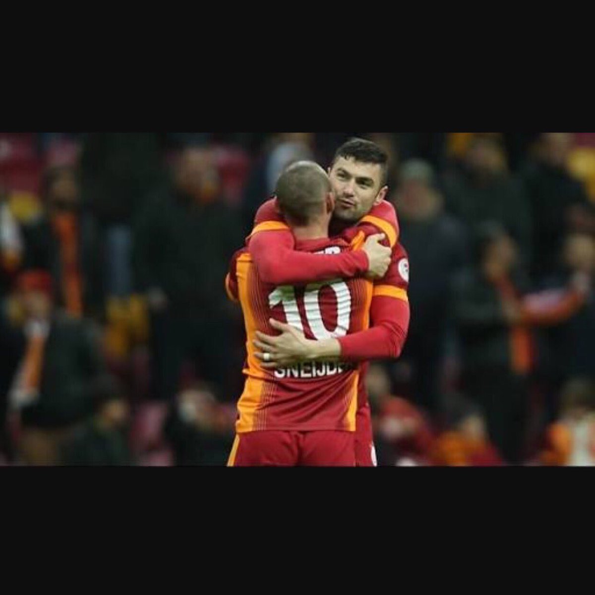 Burak Yılmaz'dan Sneijder paylaşımı! "10 numara ile"