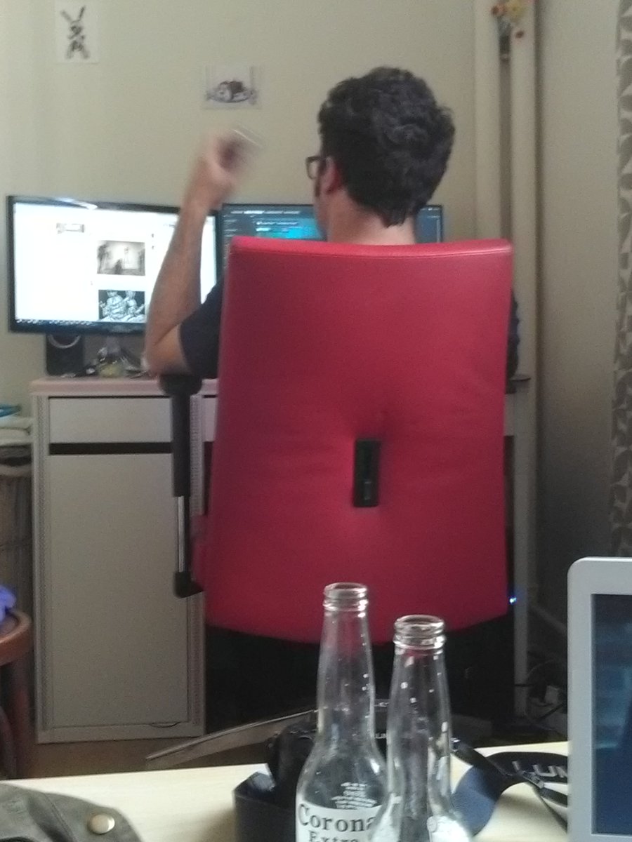 ManonBrilCUAH's tweet image. Nico de @pilote_serie passe sa vie sur twitter. #tweetinception