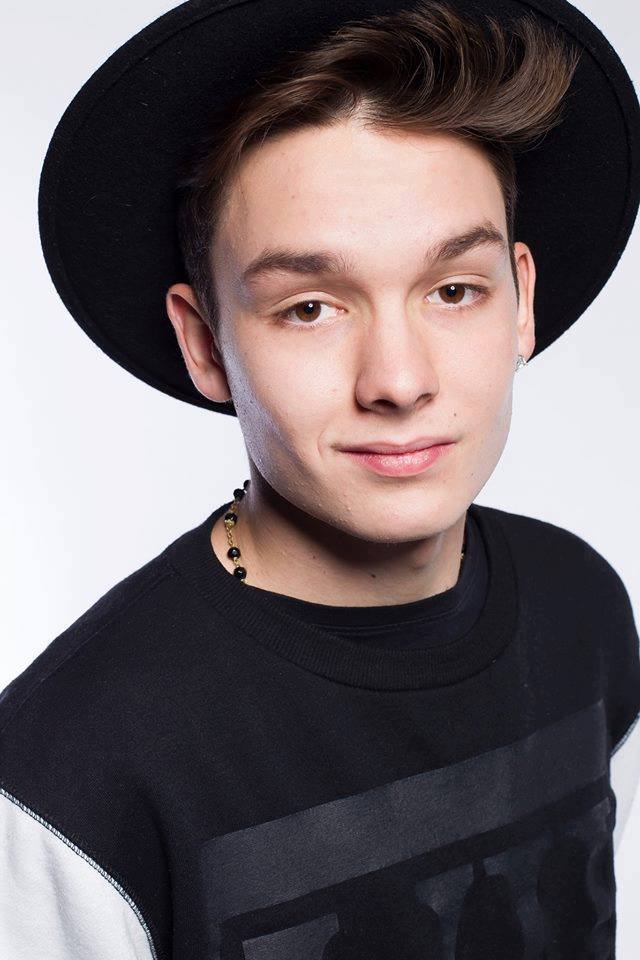 @TravisRNR : <a href="/JamesBayMusic/">James Bay</a> fait "un peu" penser <a href="/AnthonySeguinMq/">Mad Rolla</a> sur cette photo...Non ?! Haha ! :-P