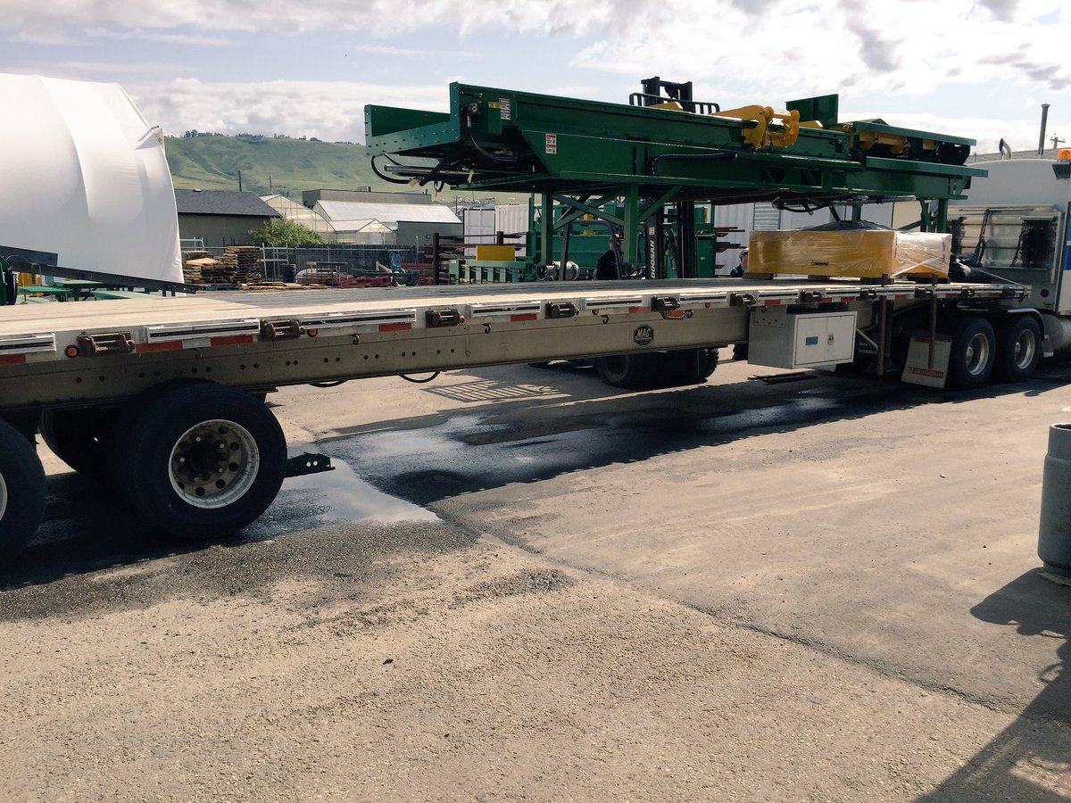 HunterwoodTech's tweet photo. It's a lovely day to be shipping a #haypress! #FC10000 #cdnexport https://t.co/oTiX8nCLgC