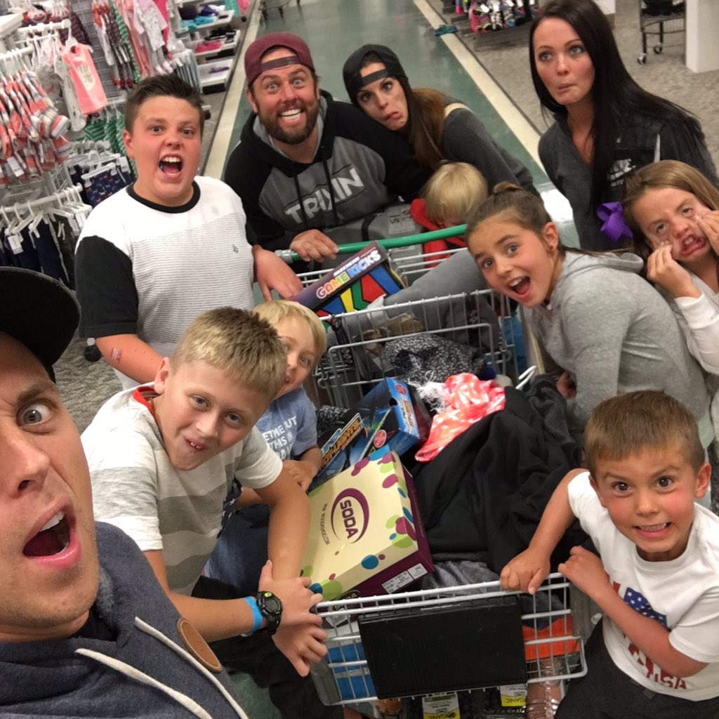 ArmyAtwood's tweet photo. Crazy family shopping !! 😝✨ https://t.co/YB82Q7NmNM