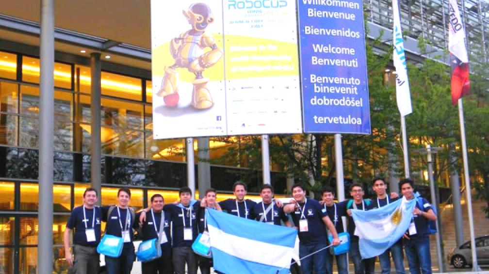 ULPSanLuis's tweet photo. Los subcampeones #puntanos regresan a #SanLuis→https://t.co/iet2zwxUlC #RoboCup2016 #OrgulloULP https://t.co/G5JRmv9J7q