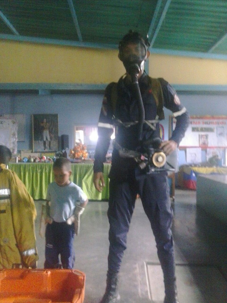 JoseArias247's tweet photo. @Matson_5 Programa El Bombero va a la Escuela Parroquia Urama https://t.co/E5JiGb0xEY