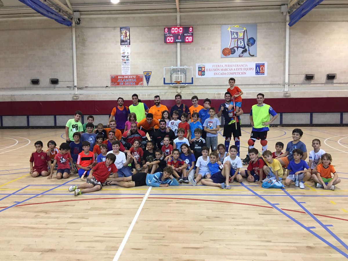 CAMPHOCKEY2015's tweet photo. Ayer fue un día actividades.
Nos visitó el Árbitro Internacional @sergimayor 
Y amigos jugadores para la PACHANGA https://t.co/AExgnxTOnq