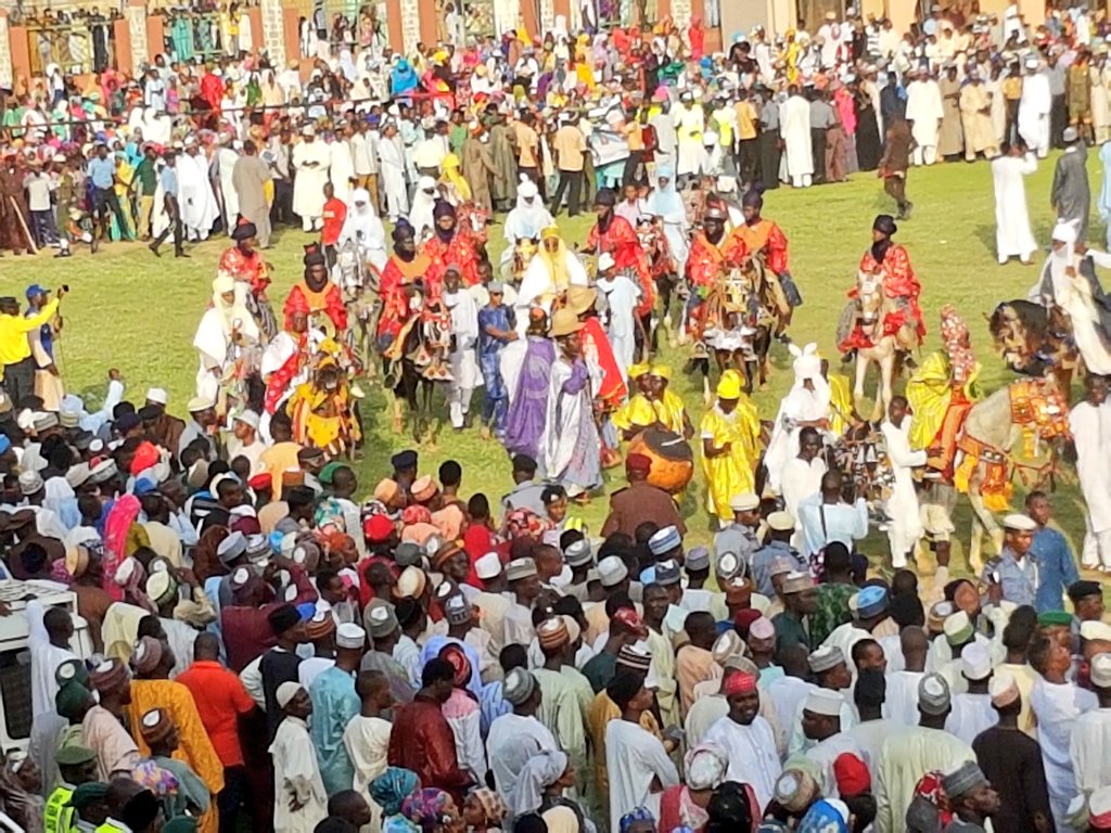 dawisu's tweet photo. Over a thousand horses 'll participate in Hawan Daushe at #KanoDurbar16 with each group trying to outshine the other https://t.co/ZgWO7qt6Mz