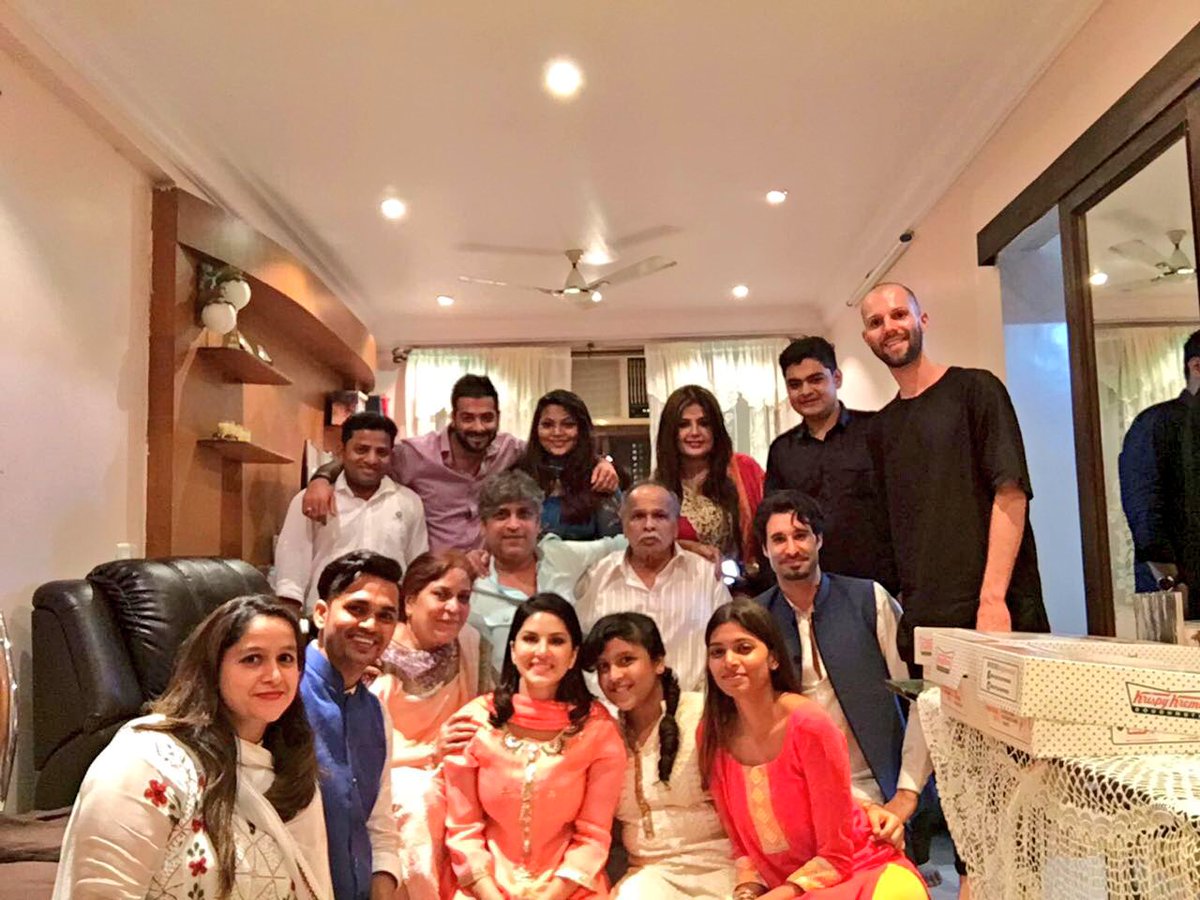 Eid Mubarak everyone! 1st yr <a href="/DanielWeber99/">Daniel Weber</a> spent celebrating w/ our Mumbai family! <a href="/911Yusuf/">Yusuf Ibrahim</a> the best dinner ever!