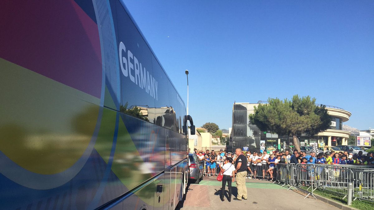 DFB_Team's tweet image. Gleich geht's ins Stadion. Wo schaut ihr #GERFRA heute Abend? #JederFuerJeden #EURO2016