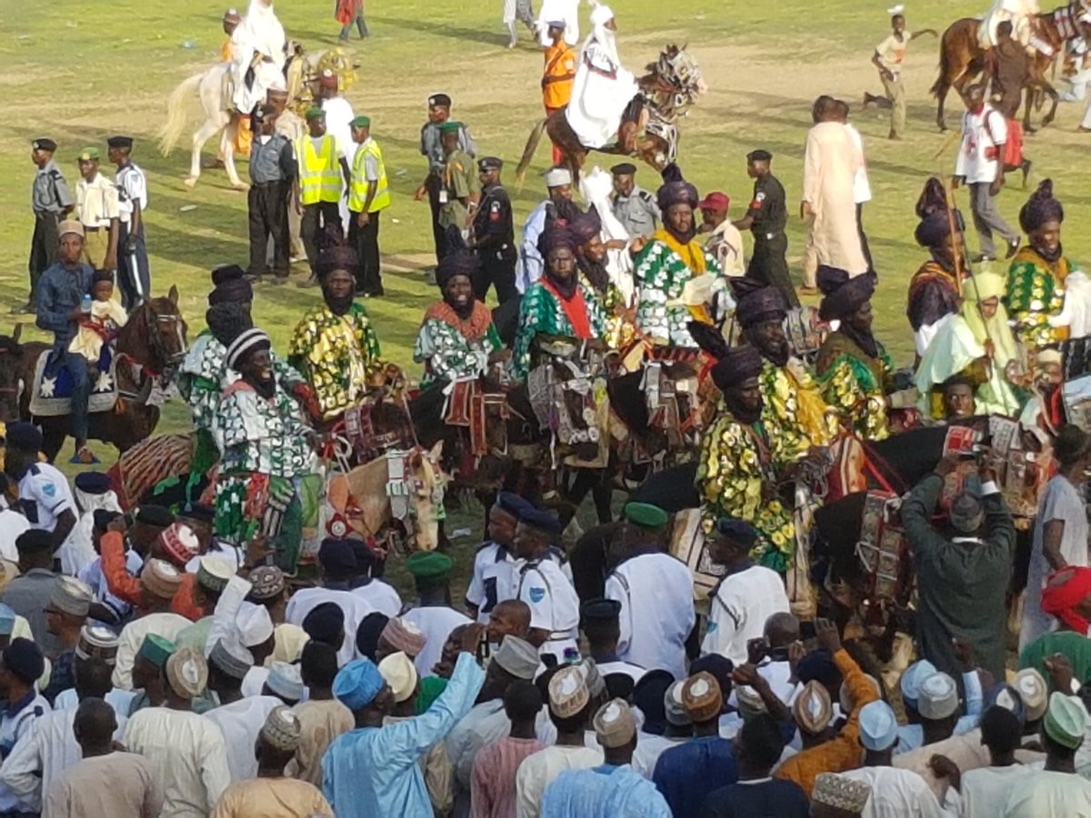 dawisu's tweet photo. Over a thousand horses 'll participate in Hawan Daushe at #KanoDurbar16 with each group trying to outshine the other https://t.co/ZgWO7qt6Mz