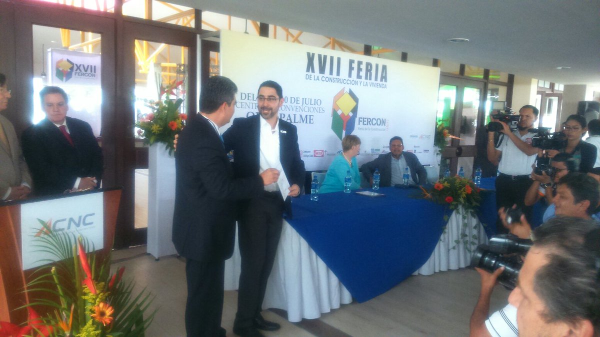 CEMEX_Nicaragua's tweet photo. Nuestro director comercial, Rogelio Barahona, recibe reconocimiento por la participación de #CEMEX en #Fercon2016 https://t.co/ODo24kShOc