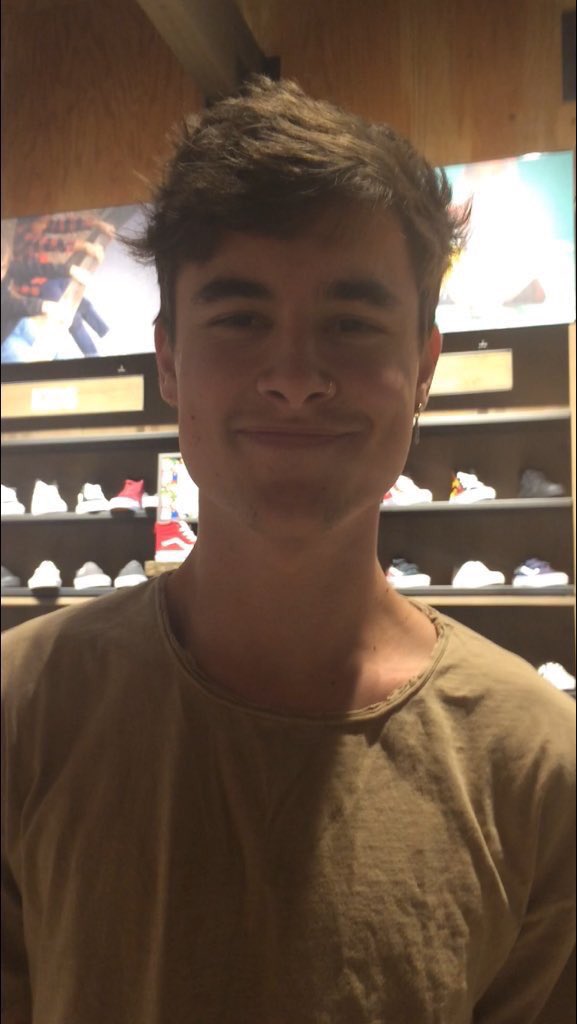 trinzavala's tweet image. #TeenChoice #ChoiceYouTuber @KianLawley 

rt if you want Kian to win