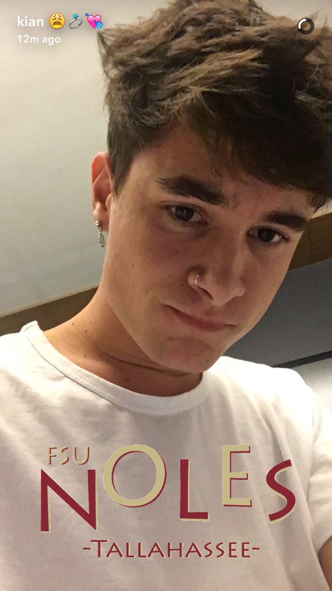 trinzavala's tweet image. #TeenChoice #ChoiceYouTuber @KianLawley 

rt if you want Kian to win