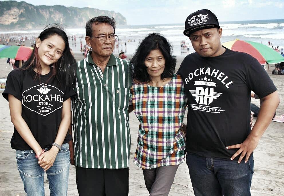 RockahellSmg's tweet photo. Selamat berkumpul keluarga dan jangan lupa piknik. Habis lebaran belanja #rockahell lagi ya ! :) https://t.co/h6hmT6SEeZ