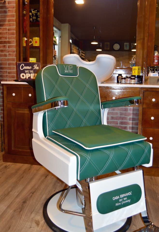UKBarberStore1's tweet photo. The Confort #barberchair custom made to order lease from only £12.50 / week #barberjoy FREE UK DELIVERY #barbershop https://t.co/wZHLfxJGcw