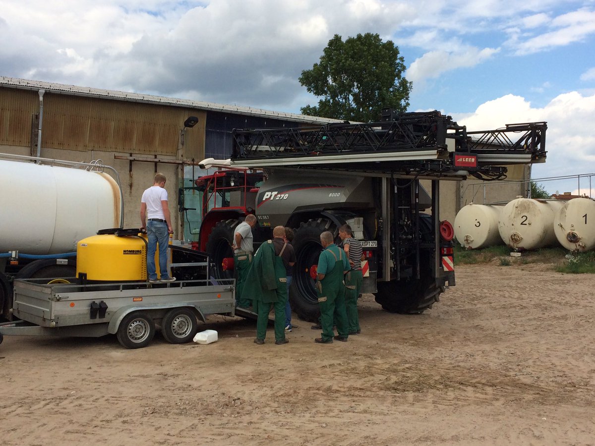 HomburgHolland's tweet photo. The Handler is DE oplossing voor meer spuit capaciteit! Hier op demotour in Oost-Duitsland. #mixen #vullen #polywest https://t.co/Zc7GLKQPS6