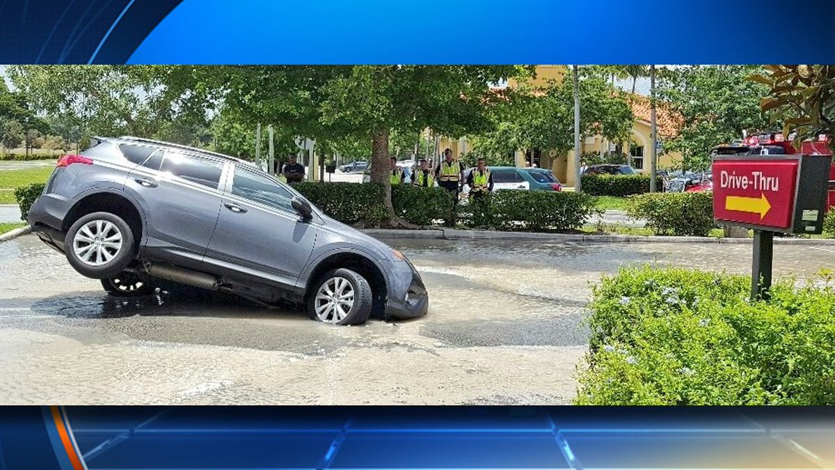 #Sinkhole at S. Fla. McDonald's nearly swallows woman and her grandson bit.ly/29SjNvK?utm_me… https://t.co/Mf13dLQJt5