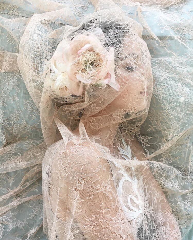 Beautiful image by @elizabethmessina full of stunning lace inspiration! Lace by @thelaceatelier 💐 by <a href="/soilandstem/">soilandstem</a>