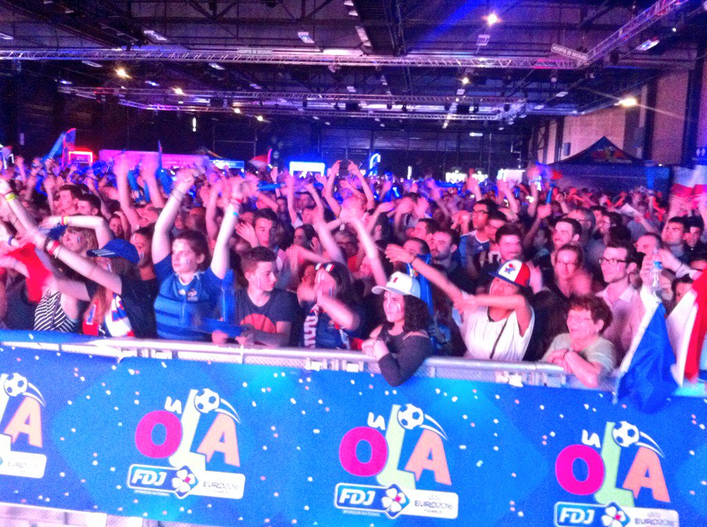 Ambiance à Angers à quelques minutes de #ALLFRA #AllezLesBleus ! 3 000 supporters au parc expo #OLAFDJ