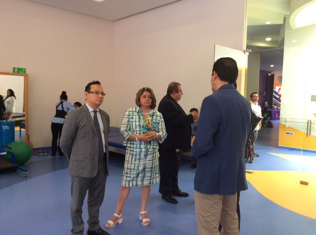 InfoCdMex's tweet photo. #AHORA El comisionado pdte. Mucio Hernández conoce parte de la tecnología con que cuenta el #CRITCdMx @TeletonMexico https://t.co/4KRttXPrUF
