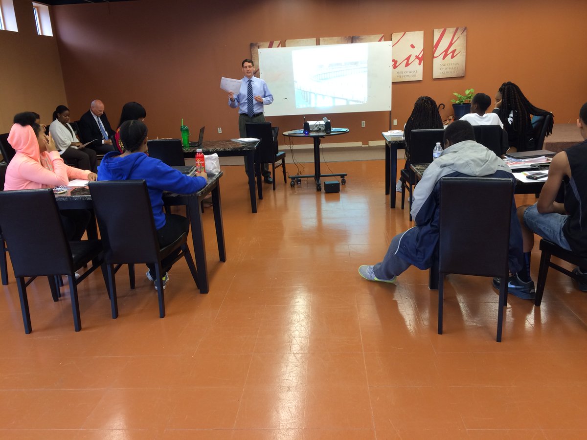 PittPACS's tweet photo. Future entrepreneurs (@themakersplace) learn about Business & Entrepreneurship from @PghEntrepreneur. #pittpacs https://t.co/kCYzJknkUn