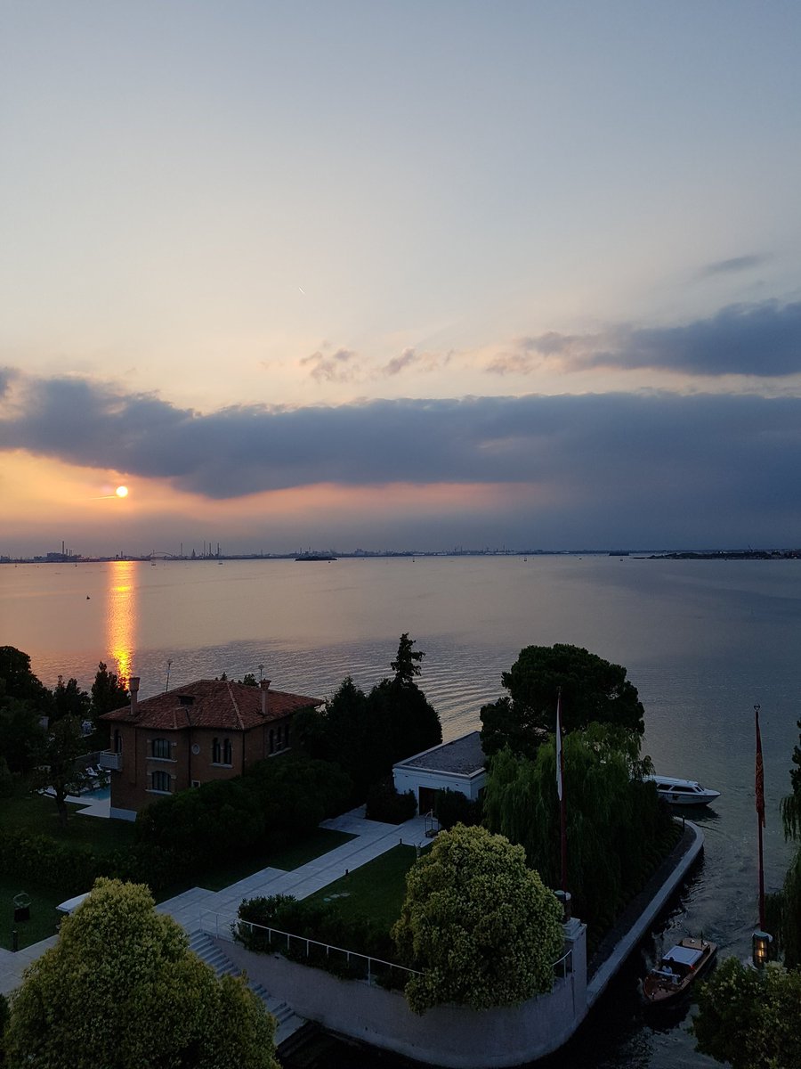 psychodreaming's tweet photo. At the sunset rience:  #jwmvenice #hotel https://t.co/r15H4ZVNqg