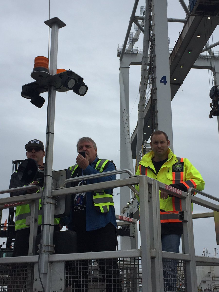 dockerpodcast's tweet photo. .@ITFCanada Peter Lahay speaks to ILWU members on international day of action! #defenddockersrights @ITFglobalunion https://t.co/I9qVHAzCkb