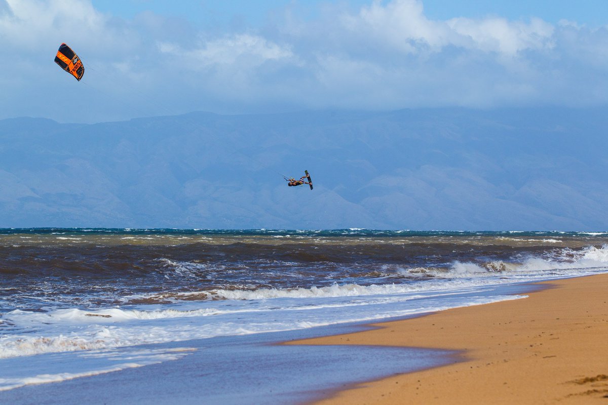Jesse Richman pushing the limits with the Ride #kiteloop #maxingwinds #naishkiteboarding #bigair #kiteboarding