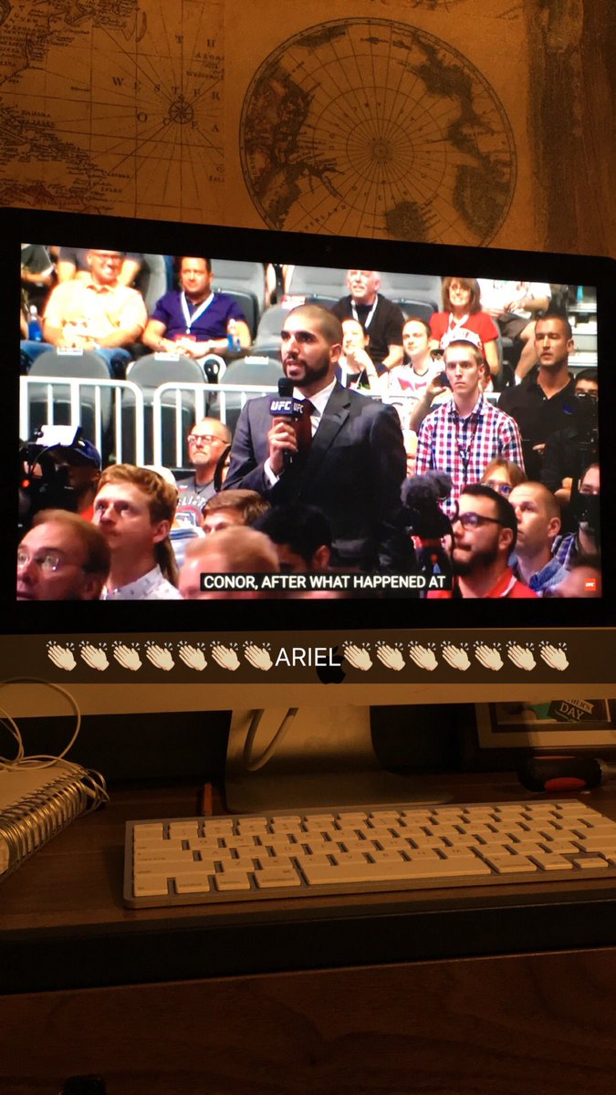 ArlaeeGuevara's tweet photo. When everyone cheered for @arielhelwani #UFC202pressconference #UFC202 https://t.co/JRTL0LR6Hm