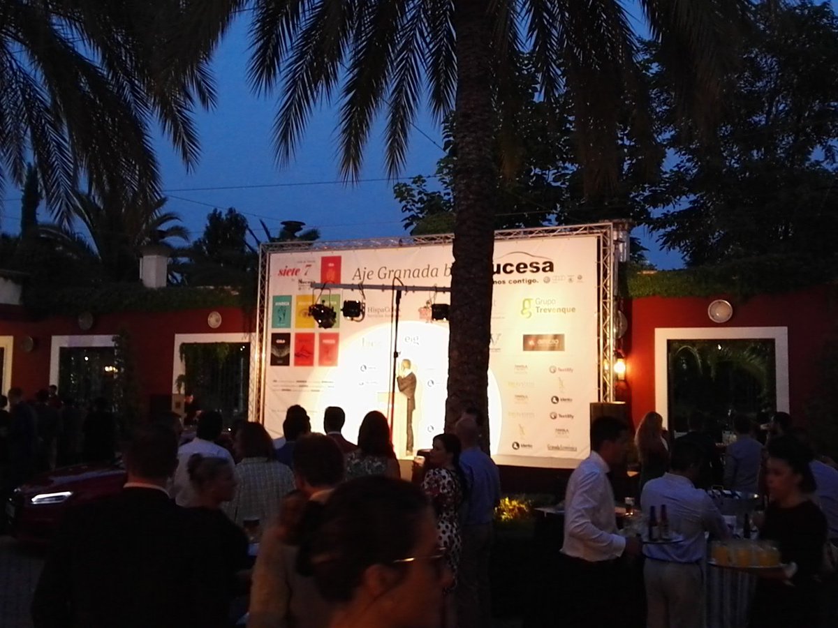 A_Lexyeconomy's tweet photo. @_TorresAbogados en la Gala de Verano @AJE_Granada 2016. @JuanFernandoHJ @AdrianCastroglv @laurarpaez @SST_76 https://t.co/CRM3eCHUEf