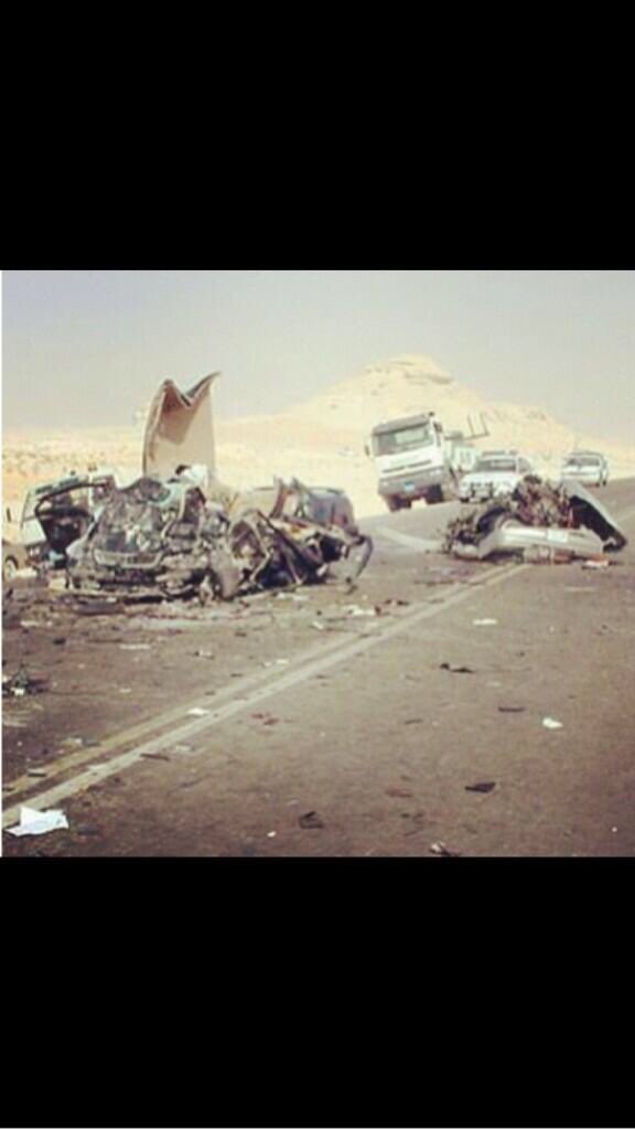 كنا انا وياه اكثر من اخوان 
عشرة عمر وإن ضقت مريت بيته 
ما خان بي والله ولا خاطري خان 
هو مات فيه حادث وانا ما نسيته