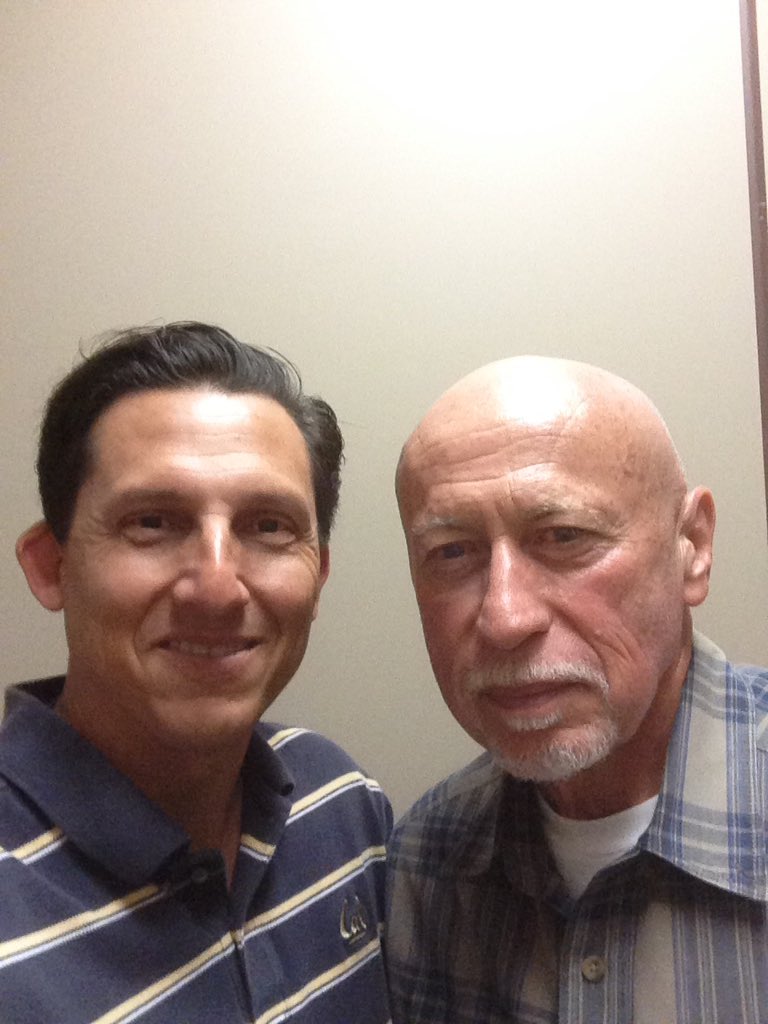 FellasBMamba's tweet photo. Hey @DrPol, found your doppelgänger process serving for @ronsonattorneyservice in Hollywood. @DrUGotServed https://t.co/pesdUowvuc