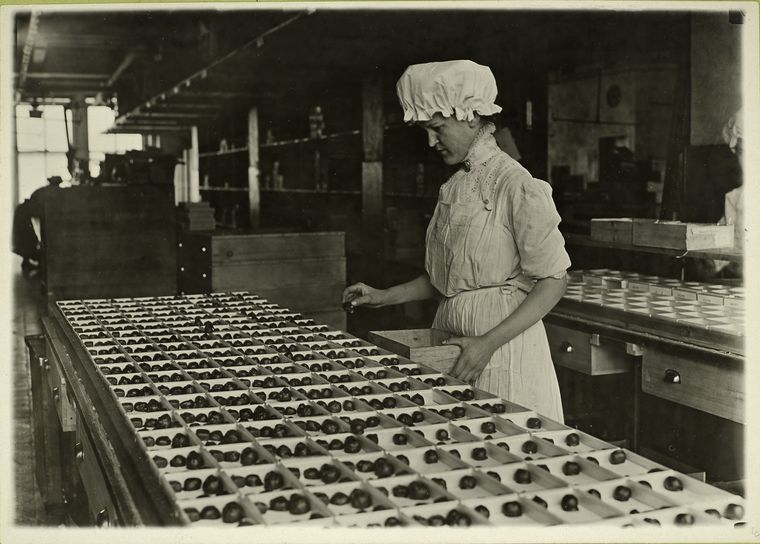 nypl's tweet image. It's #WorldChocolateDay! We're reminded of I Love Lucy's famous chocolate factory episode: on.nypl.org/29wFtyb